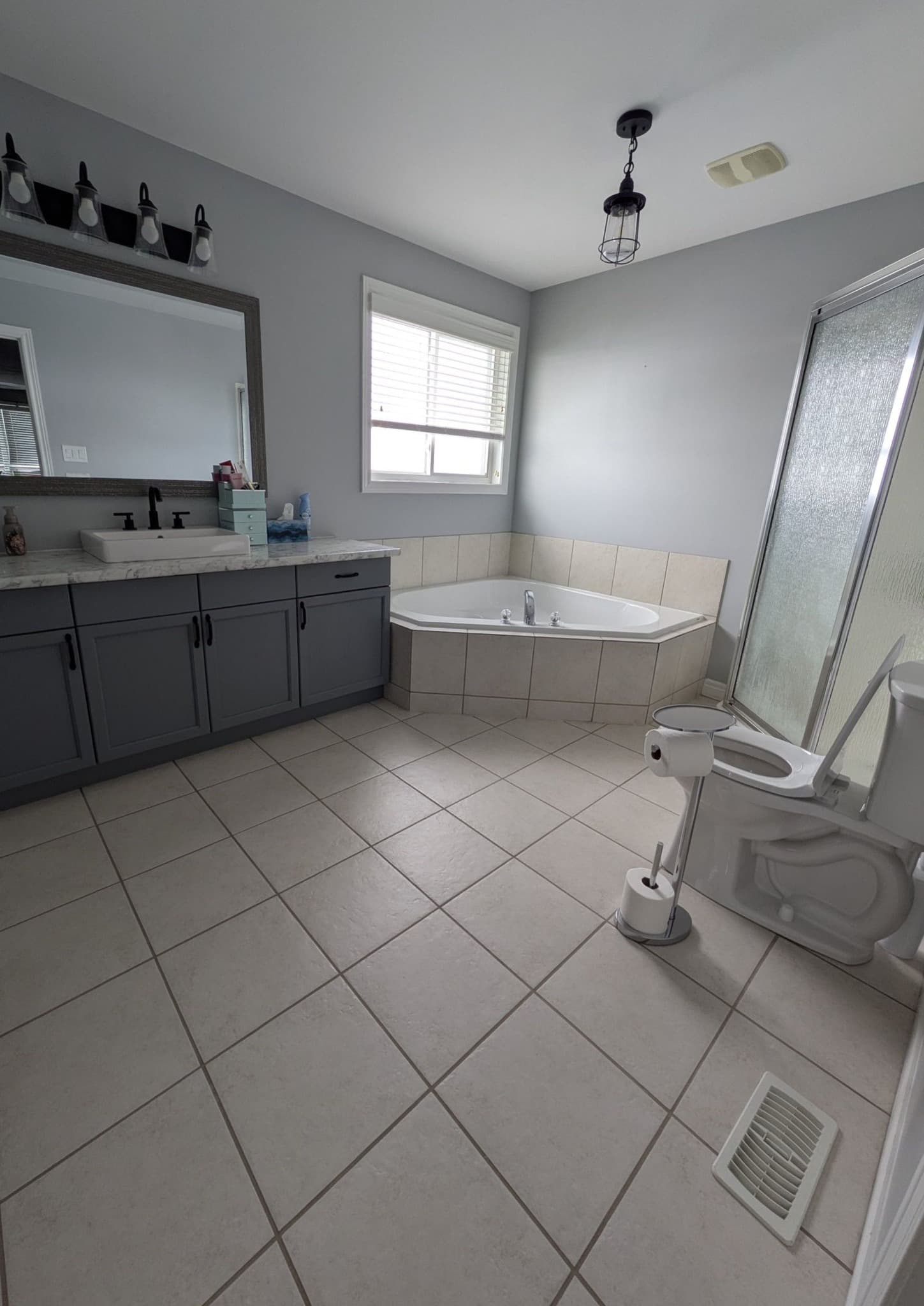 A bright, freshly cleaned bathroom by Dainty Dusters